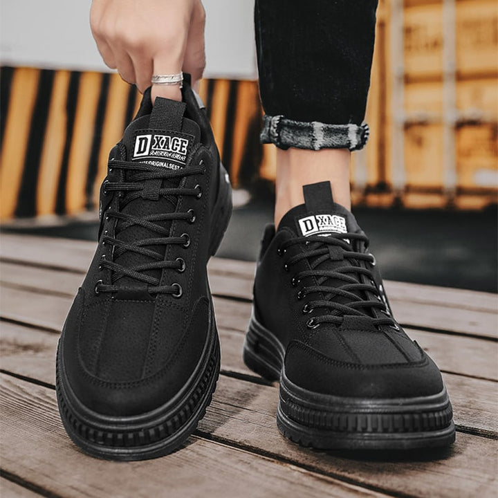 Sneakers uomo con lacci, design confortevole per attività quotidiane e look casual.