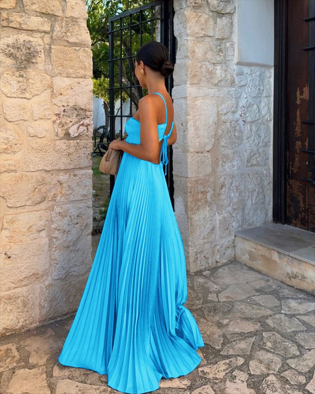 Elegante abito da sera plissettato per donna, collo halter e design a vita alta.
