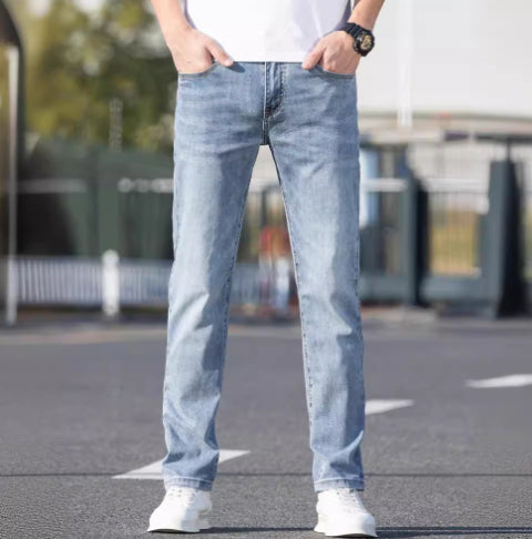 Jeans moderni uomo slim fit con zip, tessuto elasticizzato per un comfort eccellente e stile contemporaneo.