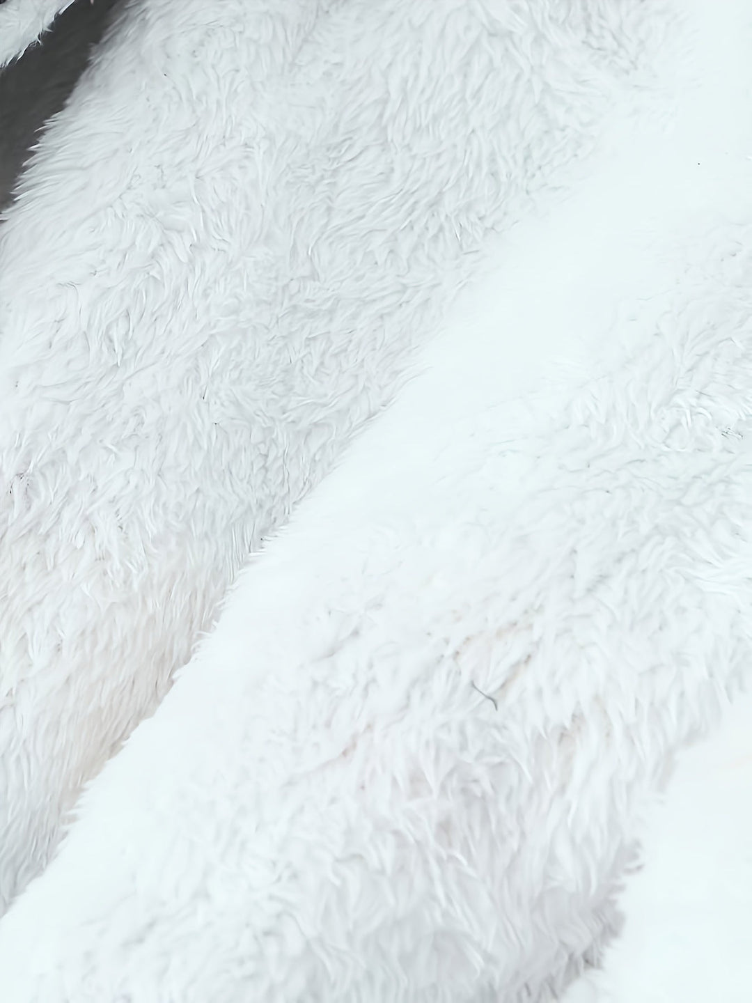 Caldo parka lungo donna invernale con collo borg e vita regolabile. Cappotto nero protettivo ed elegante.