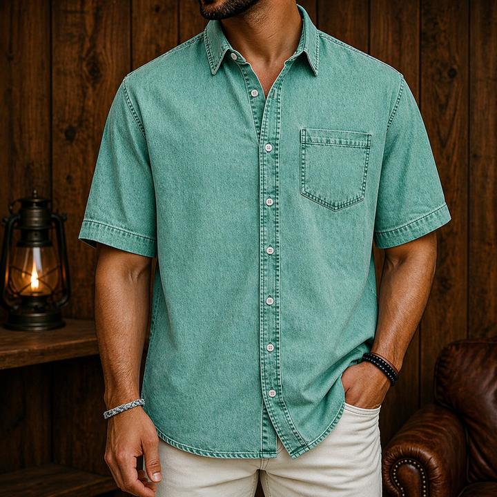 Elegante camicia verde uomo a maniche corte, stile casual e comodo, con colletto classico per moda primavera estate.