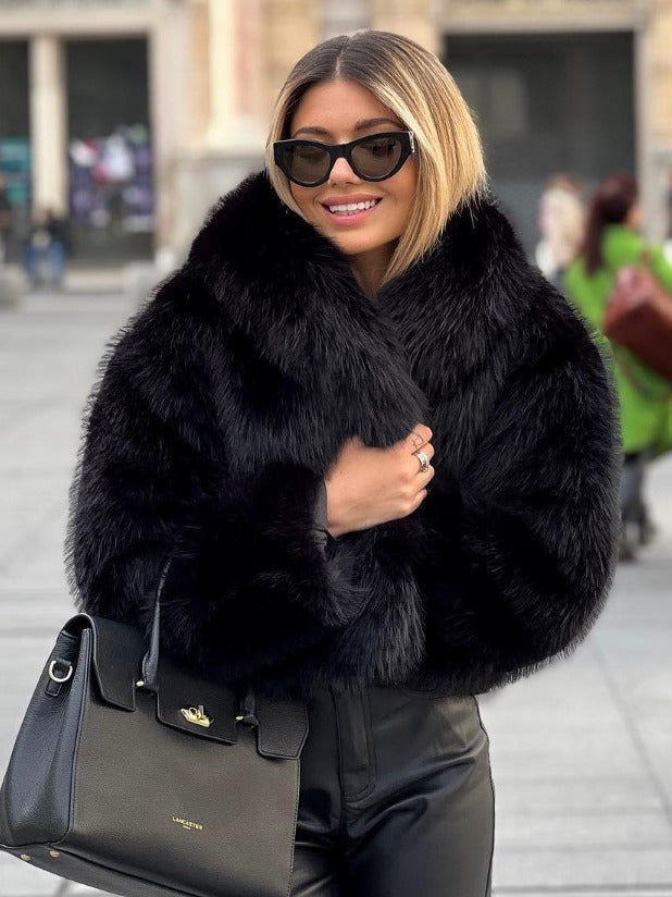 Cappotto invernale donna elegante nero con collo a bavero, caldo e alla moda per un look sofisticato.