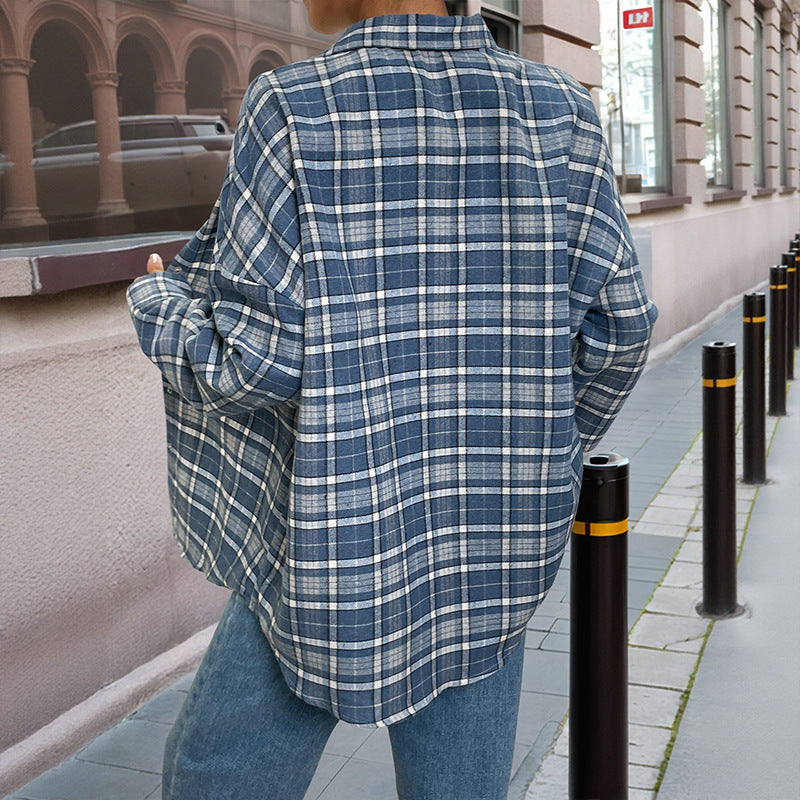Camicia donna a quadri blu, manica lunga. Un capo casual oversize versatile per comfort e moda femminile quotidiana.
