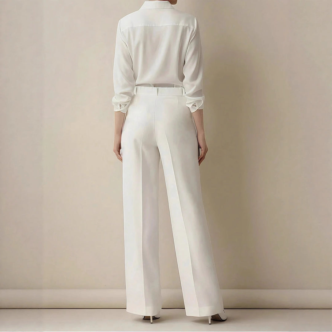 Pantaloni neri donna vita alta, gamba dritta. Essenziali e chic per un guardaroba versatile, dall'ufficio al tempo libero.
