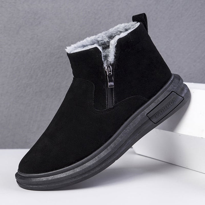 Stivaletti caviglia uomo neri, resistenti e confortevoli. Con zip laterale per facile calzata, ideali per l'inverno.