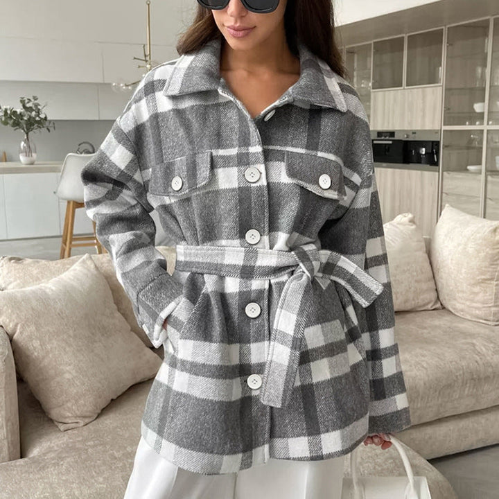 Cappotto scozzese da donna con elegante colletto ampio. Perfetto per l'autunno, un look caldo e chic.