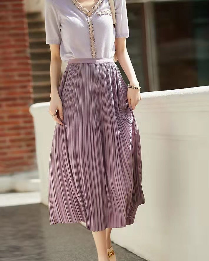 Gonna midi a pieghe che valorizza la silhouette femminile, eleganza per ogni occasione.