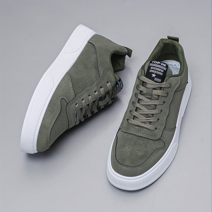 Moderne sneakers nere basse uomo in tinta unita, ideali per un look versatile e confortevole.