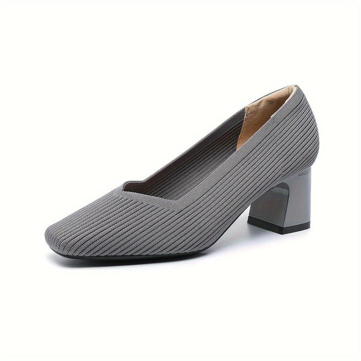 Calzature donna décolleté con tacco largo, soletta imbottita per comfort e tomaia elasticizzata.