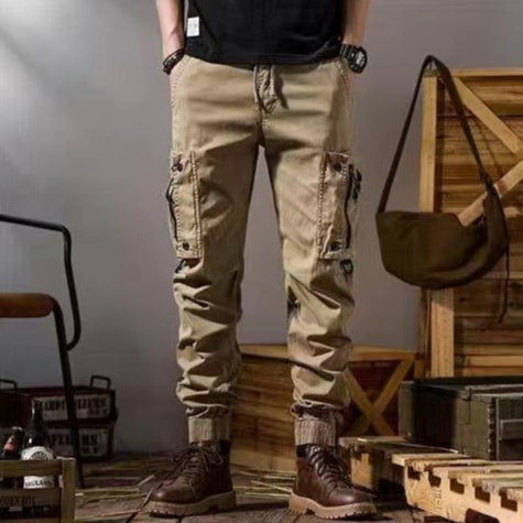 Pantaloni uomo da lavoro con ampie tasche laterali e frontali, perfetti per attrezzi. Stile cargo versatile.