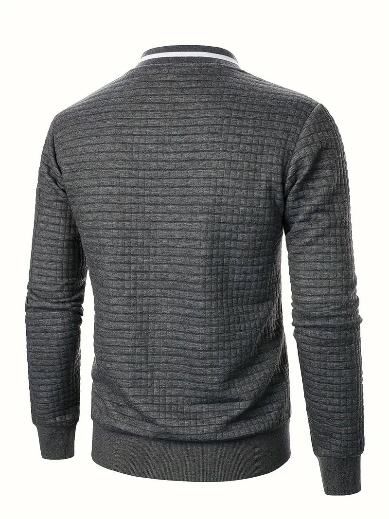 Outfit casual uomo: giacca versatile con cerniera per un look fresco.