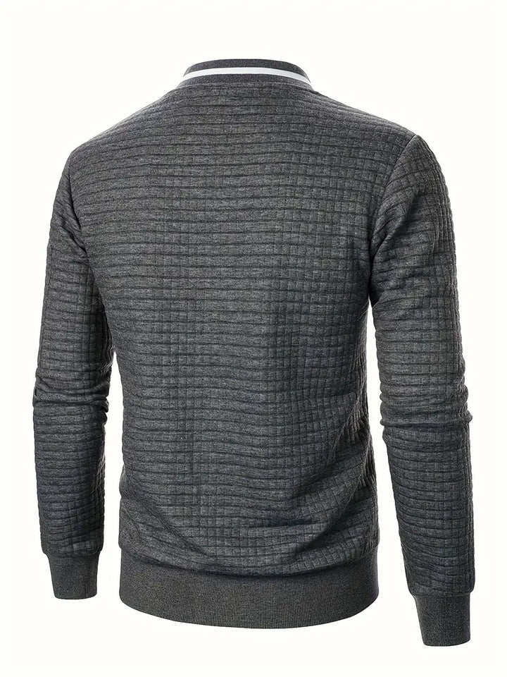 Outfit casual uomo: giacca versatile con cerniera per un look fresco.