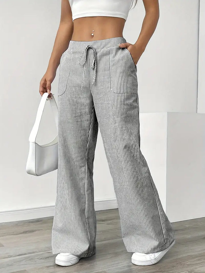 Comodità e stile: pantaloni donna a righe, taglio ampio, ideali per la tua estate.