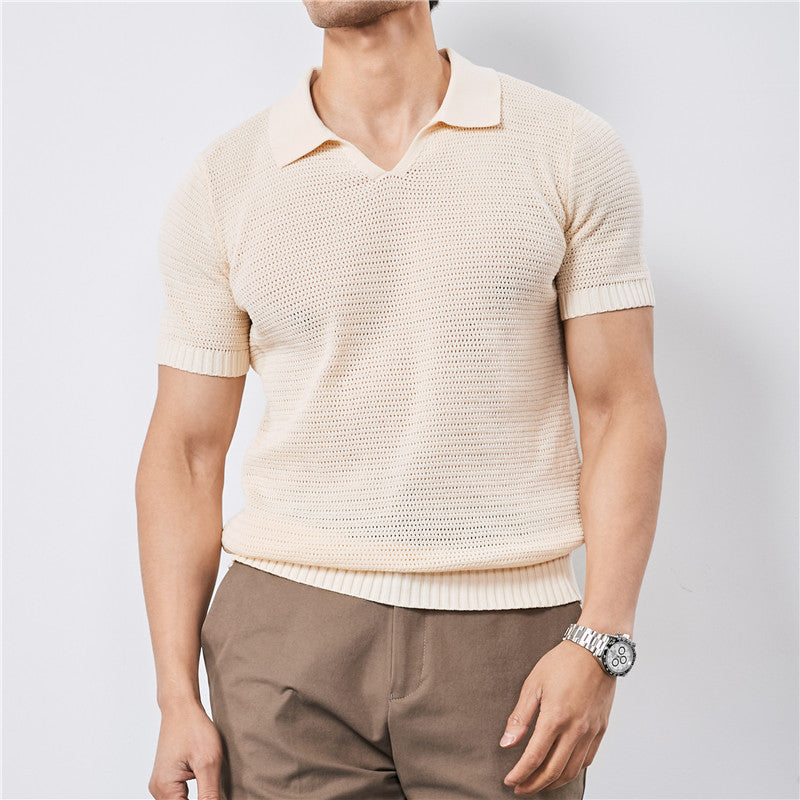 Polo uomo a maniche corte, design asimmetrico e vestibilità ampia. Ideale per look casual ed eleganti.