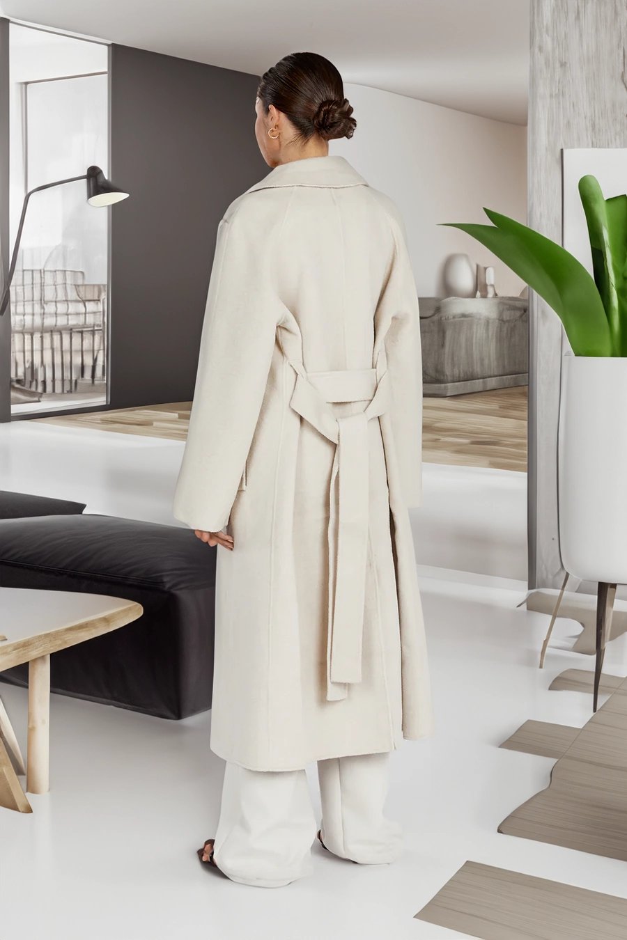 Cappotto donna invernale con colletto ampio, caldo e confortevole, ideale per un look chic ed elegante.
