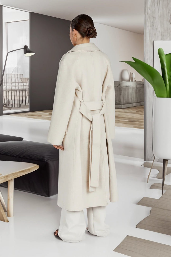 Cappotto donna invernale con colletto ampio, caldo e confortevole, ideale per un look chic ed elegante.