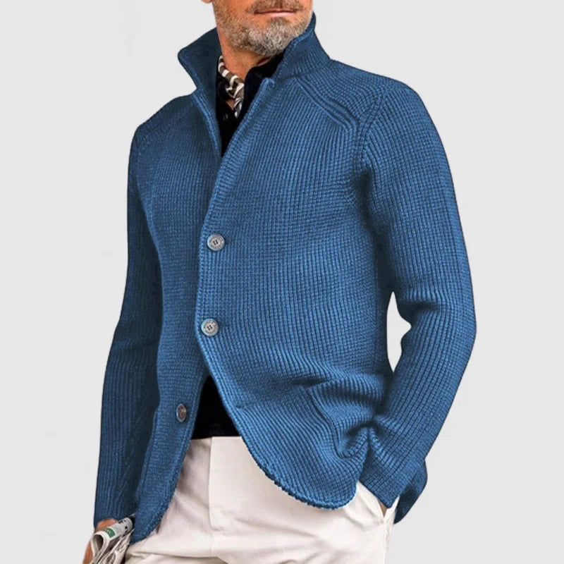 Cardigan uomo autunnale con collo alto, bottoni. Perfetto per la moda maschile casual e tendenza.