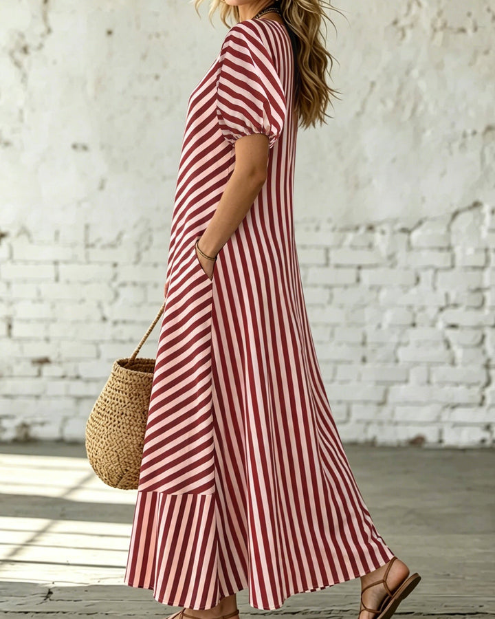 Abito donna lungo estivo a righe, spalla scoperta arricchita da volant. Outfit casual o elegante per l'estate.