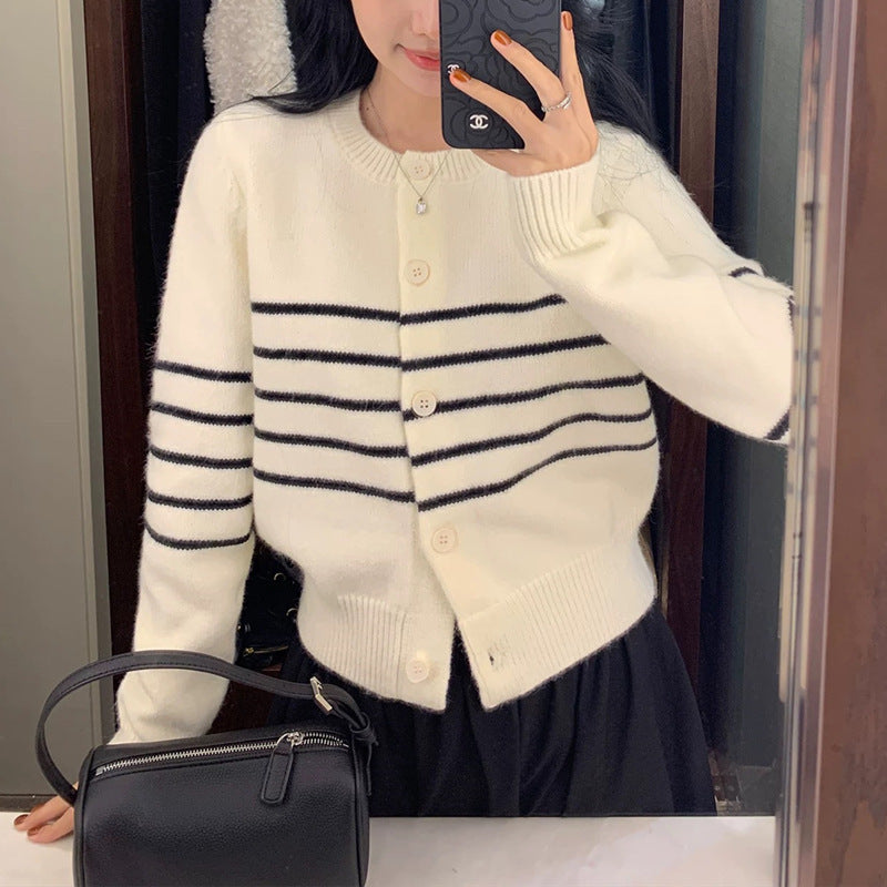 Cardigan donna a righe blu navy, girocollo. Abbigliamento comodo e versatile per il tuo stile casual.