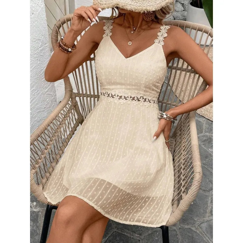 Primo piano: spalline in pizzo e tessuto plumetis dell'abito mini estivo donna. Dettagli moda femminile.