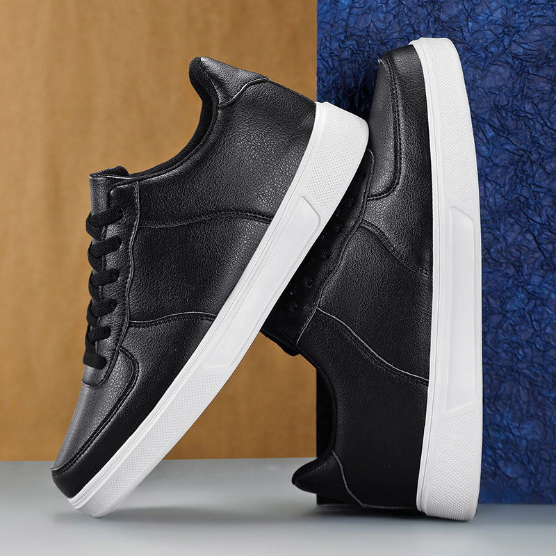 Sneakers moda uomo bianche. Design moderno, traspiranti e leggere, queste scarpe casual sono ideali per primavera estate e taglie grandi.