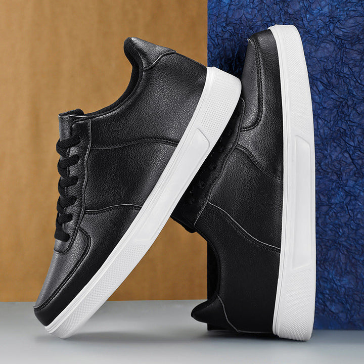 Sneakers moda uomo bianche. Design moderno, traspiranti e leggere, queste scarpe casual sono ideali per primavera estate e taglie grandi.
