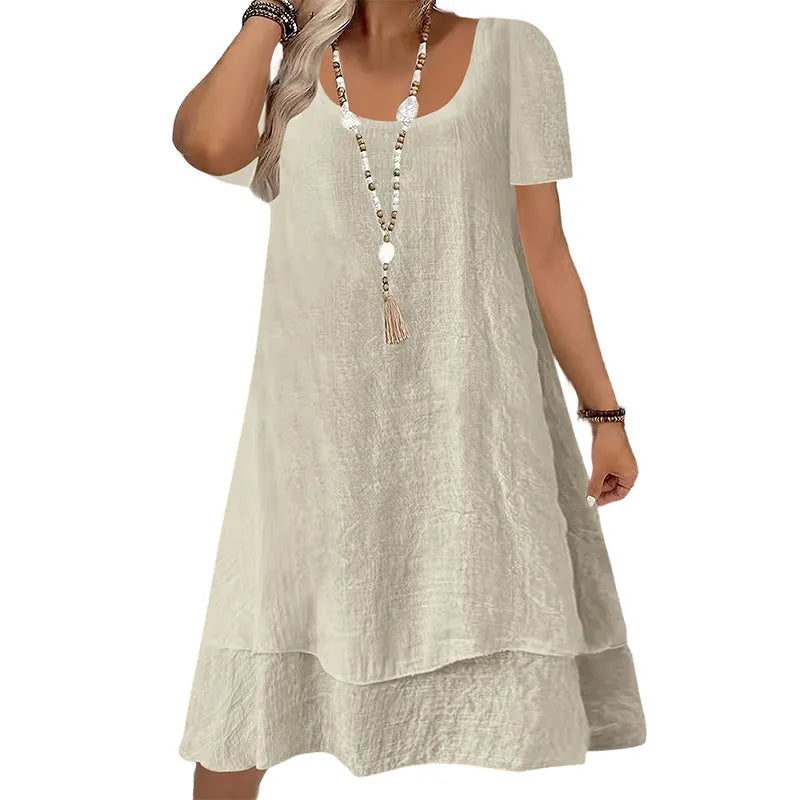 Abito donna casual con collo rotondo e maniche corte, tessuto leggero per moda estiva e look versatile.