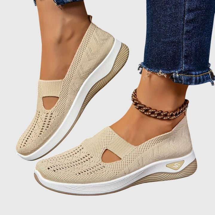 Vista dall'alto di sneakers slip on donna traspiranti, design senza lacci, ideali per moda casual.