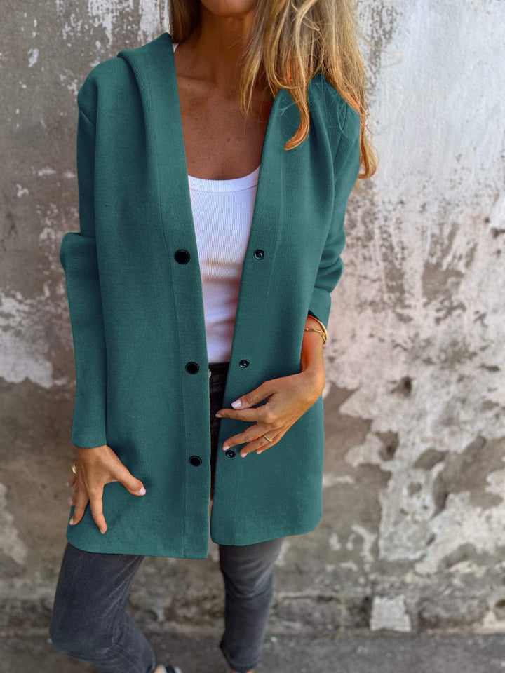 Cardigan da donna con cappuccio e bottoni per un look casual e confortevole.