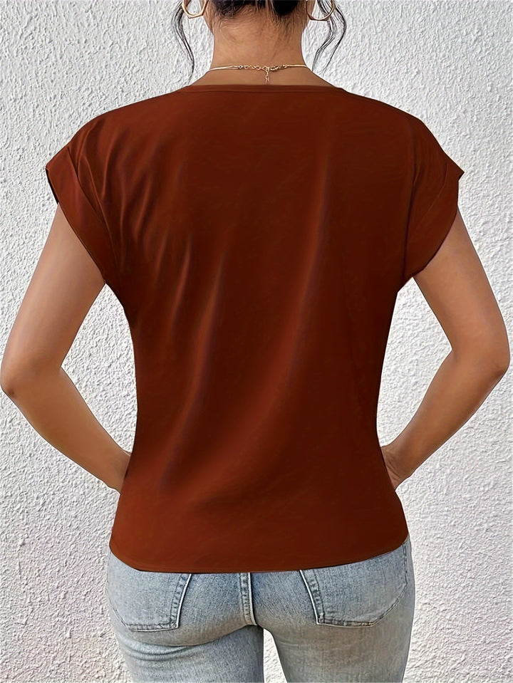 Moderna t-shirt donna con scollo a V e maniche corte, offre comfort versatile per ogni stile di abbigliamento casual.