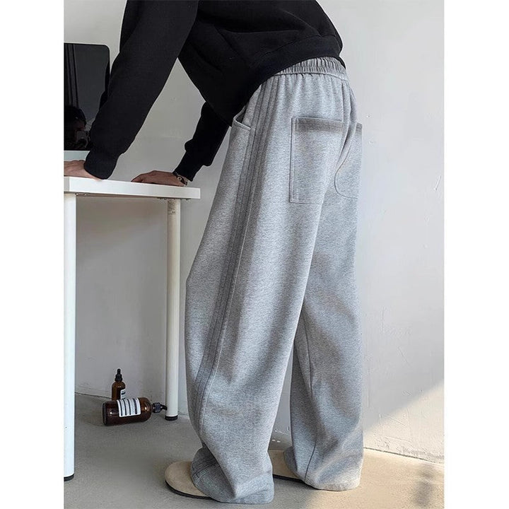 Pantaloni uomo casual tinta unita, gamba dritta e vita media. Stile retrò per un comfort moderno.