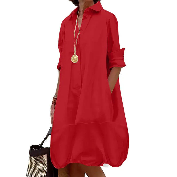 Abito casual da donna con colletto e bottoni, modello ampio, morbido e fresco per l'estate.