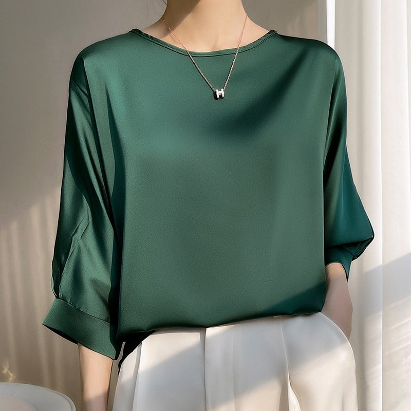 Blusa elegante da donna con scollo tondo e maniche corte. Tessuto leggero, ideale per la stagione calda.