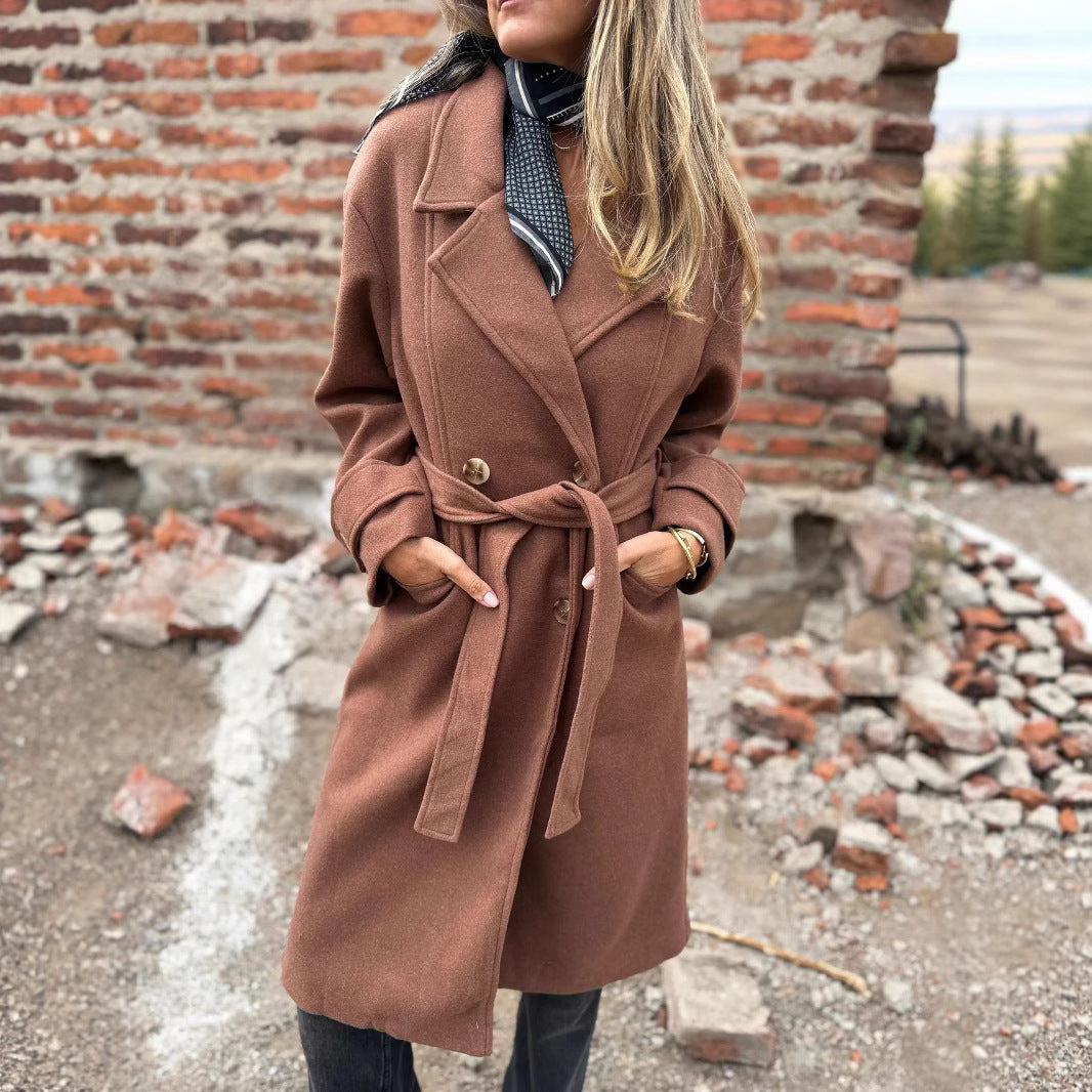 Giacca donna versatile ed elegante, con revers e allacciatura. Ideale per look casual o chic.