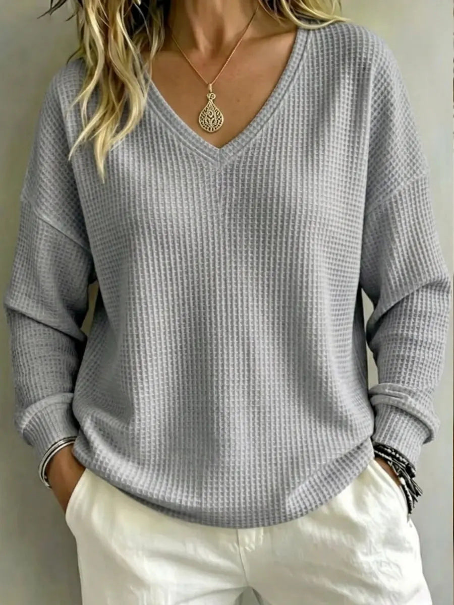 Top maglia donna scollo a V, texture morbida per un comfort casual e rilassato.