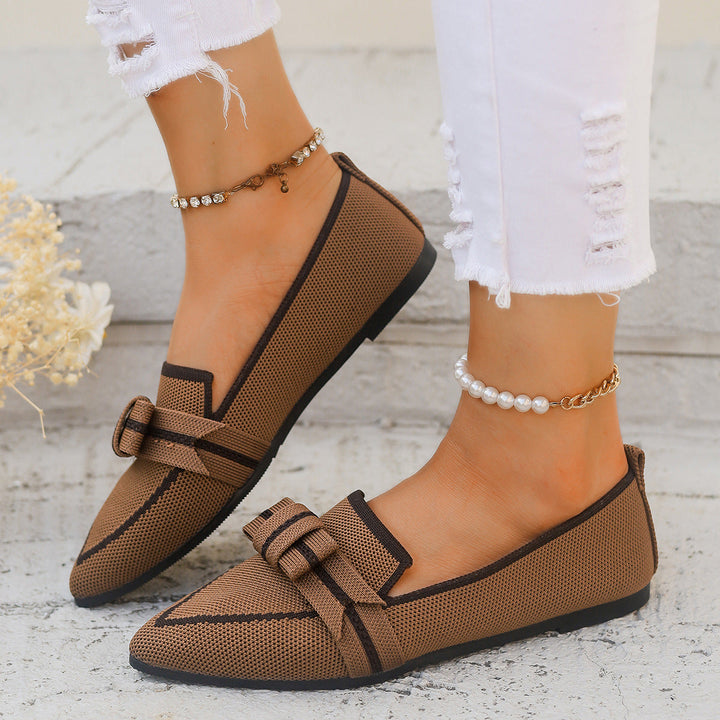 Scarpe basse donna nere con fiocco, modello slip-on comodo ed elegante, perfette per il look quotidiano.