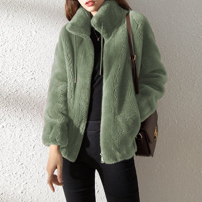 Giacca donna in pile morbido e caldo, ideale per l'inverno. Comfort avvolgente e stile casual per ogni occasione.