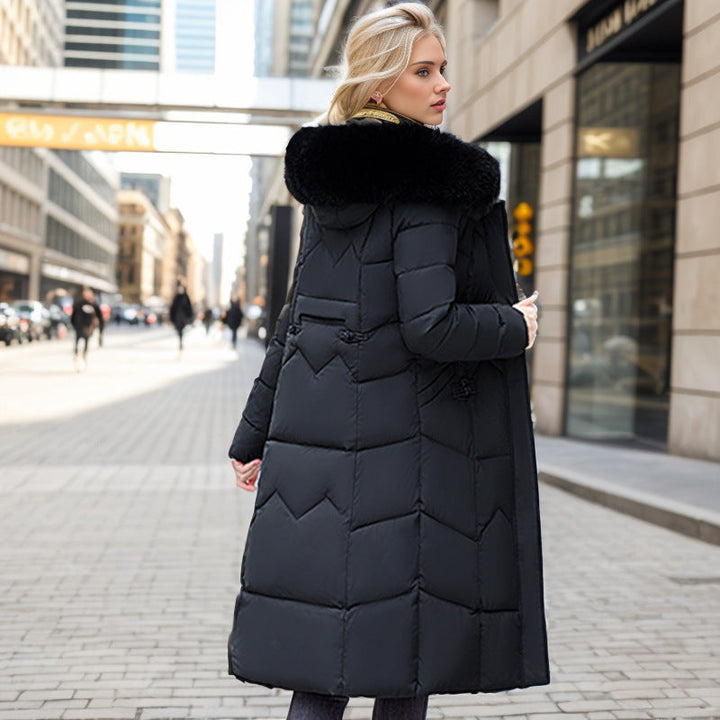 Cappotto lungo elegante donna, per un fashion inverno di lusso. Confortevole con un colletto in pelliccia accogliente.
