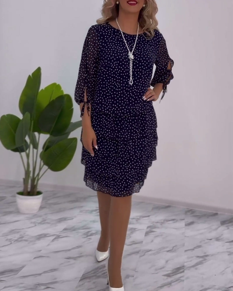 Vestito elegante donna a pois, look chic con gonna fluida e maniche 3/4. Abbigliamento femminile moda autunno.