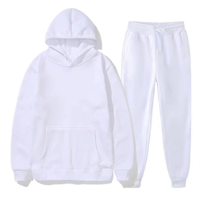 Comfort autunnale uomo con questa tuta sportiva, felpa con cappuccio e pantaloni, ideale per il quotidiano.