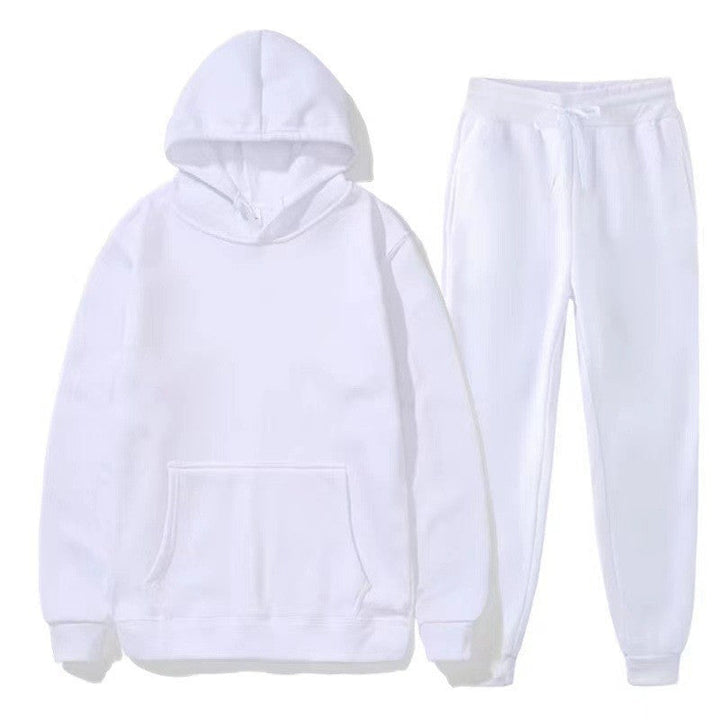 Comfort autunnale uomo con questa tuta sportiva, felpa con cappuccio e pantaloni, ideale per il quotidiano.