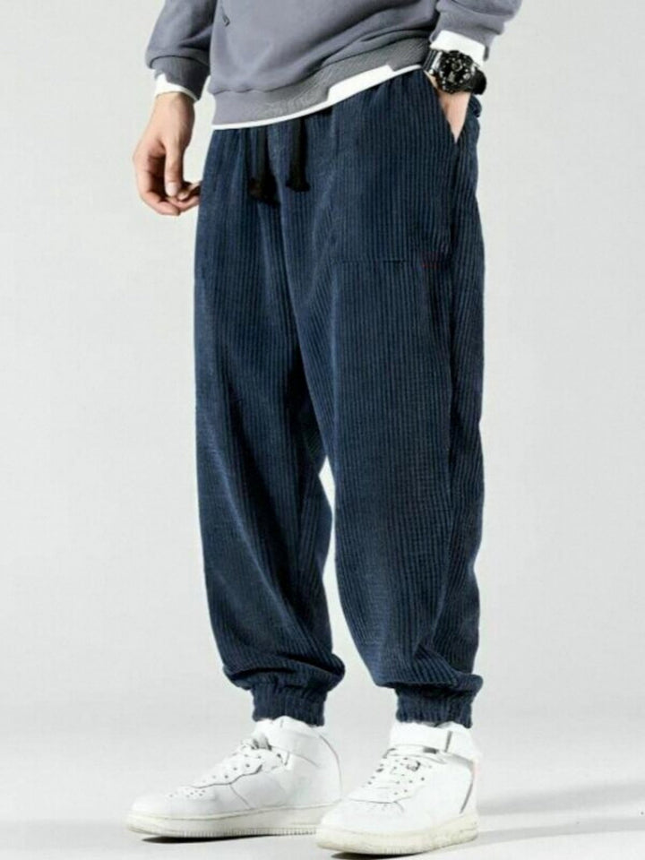 Moda uomo: pantaloni a coste slim fit, gamba dritta, antipiega, perfetti per comfort e stile.
