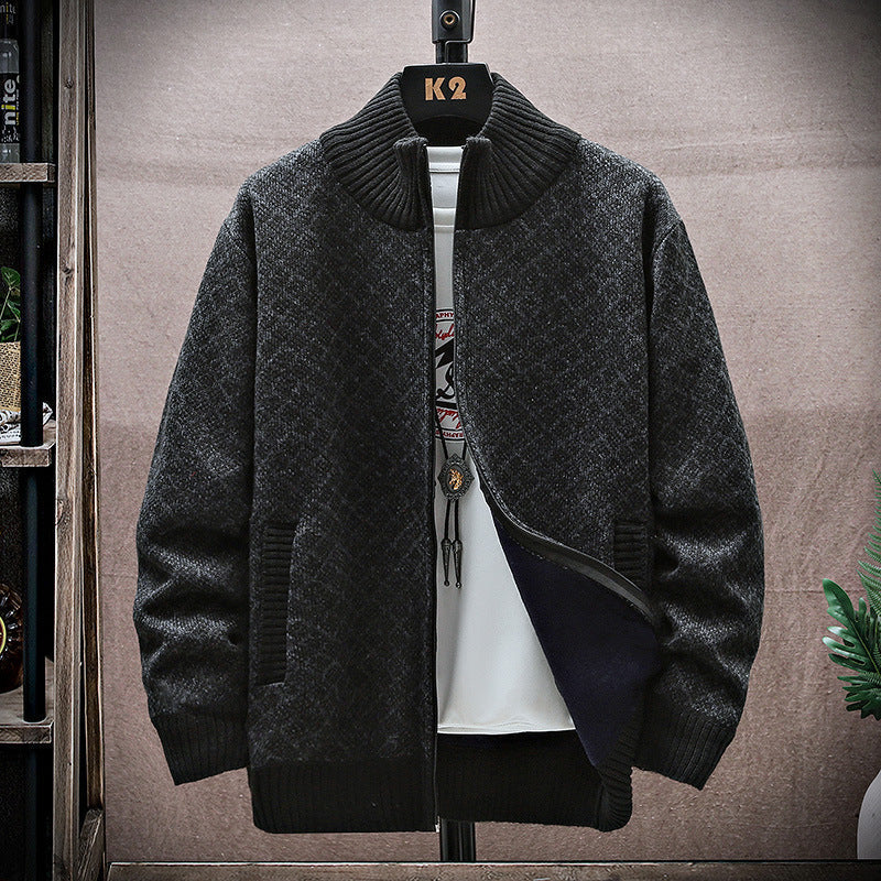 Maglione uomo moderno con zip, maniche lunghe; un capo comodo e stiloso per l'inverno.