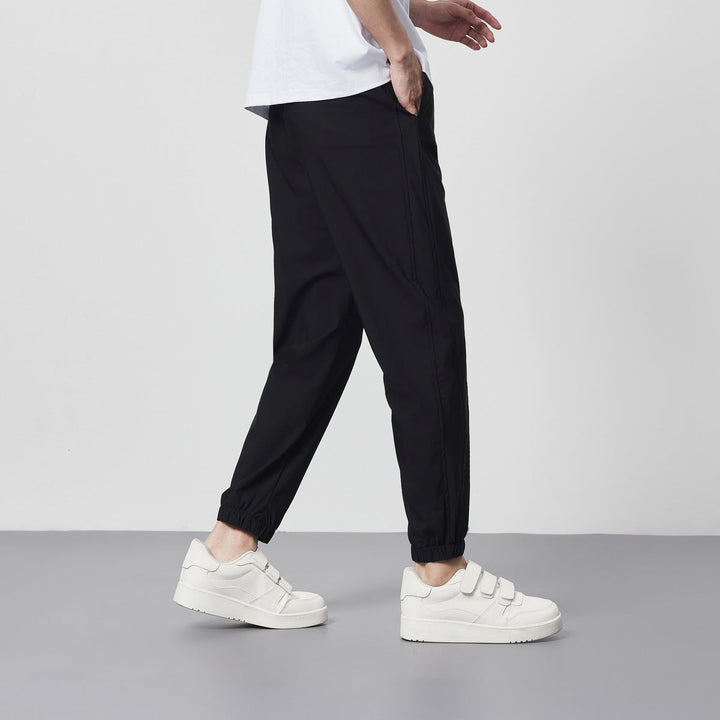 Pantaloni uomo streetwear alla caviglia, con pratica coulisse, ideali per outfit estivi comodi e alla moda.