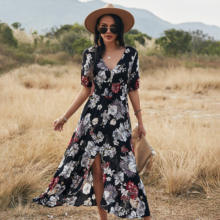 Elegante vestito midi estivo da donna con fantasia floreale e scollo a V, ideale per look casual.