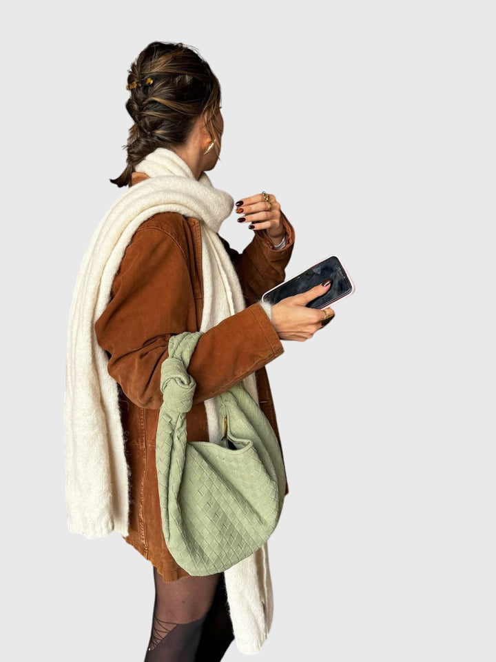 Borsa media in pelle scamosciata intrecciata con nodo, ideale per un look chic e quotidiano.