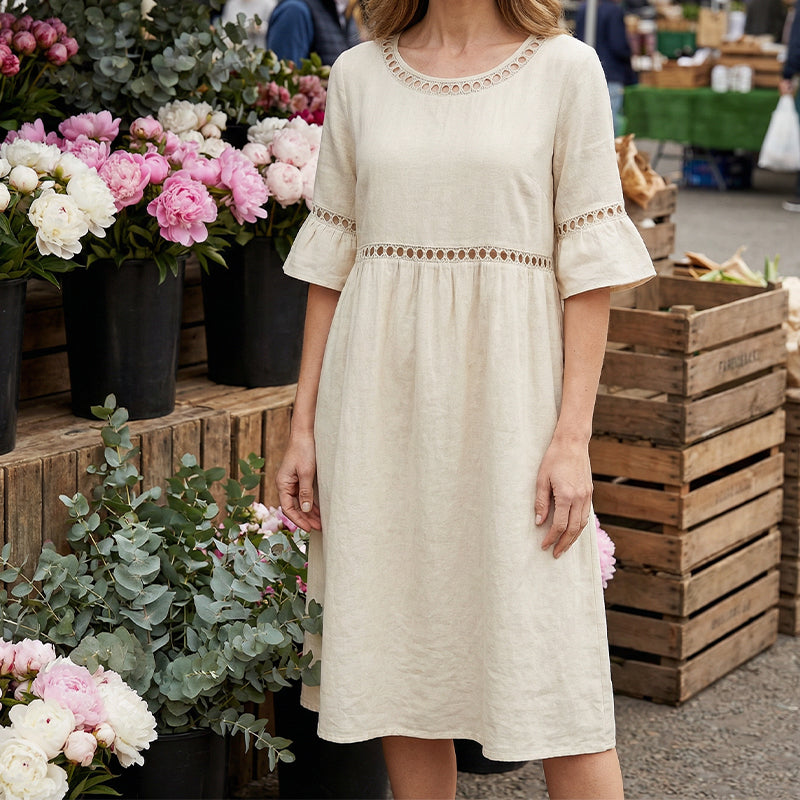 Abito da donna midi raffinato, contenitivo, che esalta la figura e la femminilità. Moda elegante per ogni occasione.