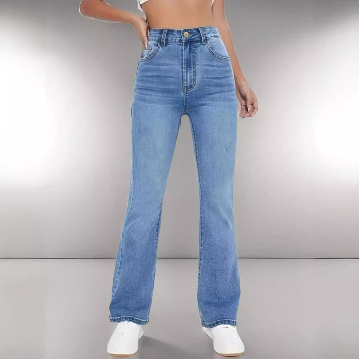 Jeans donna vita alta azzurro cielo, slim fit con gamba dritta. Perfetti per un look casual ed elegante.
