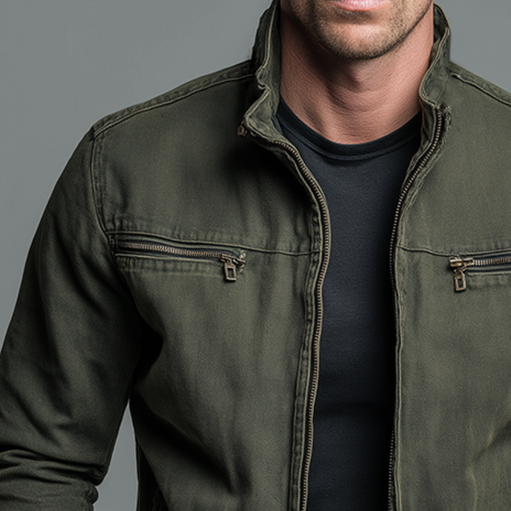Giacca da uomo casual in cotone verde, con zip. Stile vintage per mezza stagione e look di moda maschile.