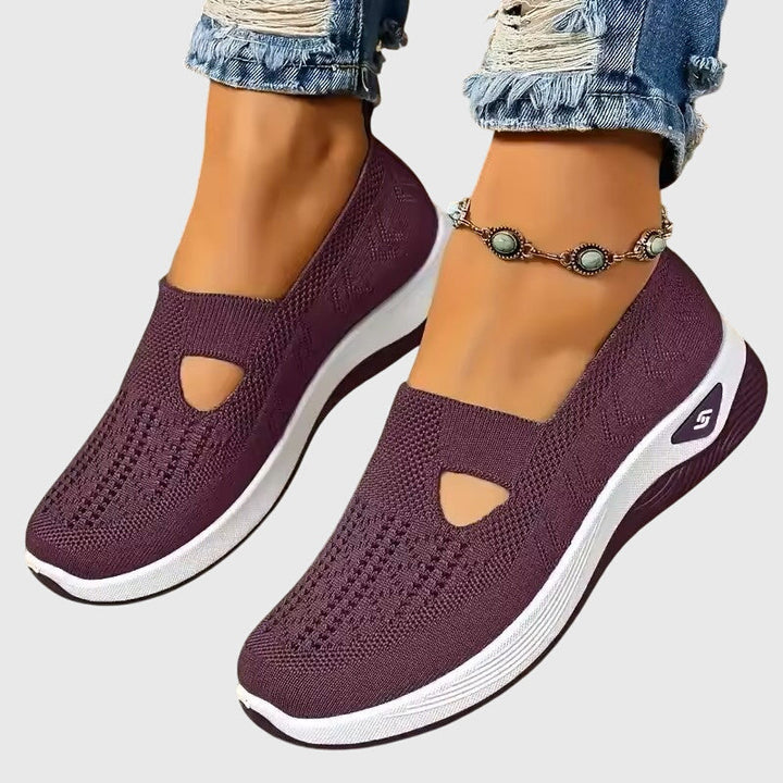 Sneakers slip on donna ideali per passeggiate, traspiranti e confortevoli, con suola spessa ammortizzante.